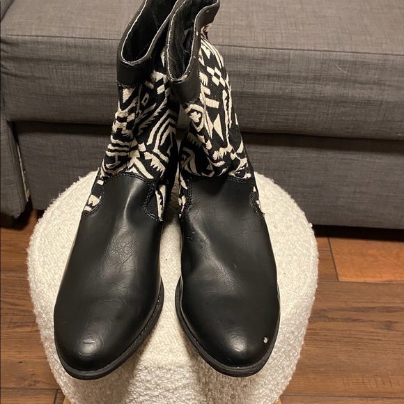 Qupid Black and White Patterned Ankle Booties - Picture 1 of 4
